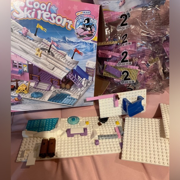 Lego Lot! Cool Ski Resort Building Set along with other legos in ziplock bag - Picture 5 of 16